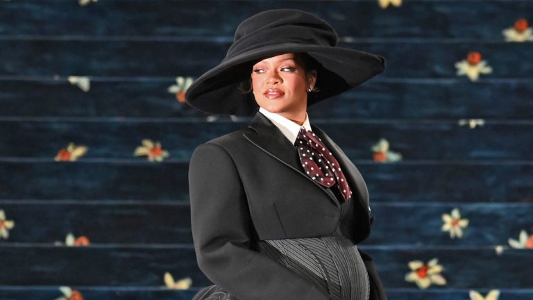 Met Gala 2025 : Rihanna révèle sa 3e grossesse dans une apparition spectaculaire…
