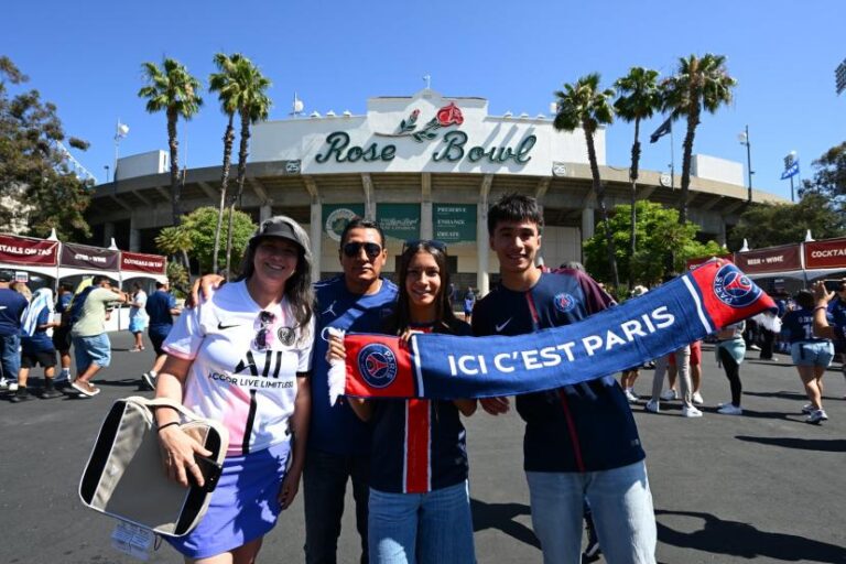 De nombreux maillots du PSG, un mini kop, des chants : ici, c'est aussi Paris