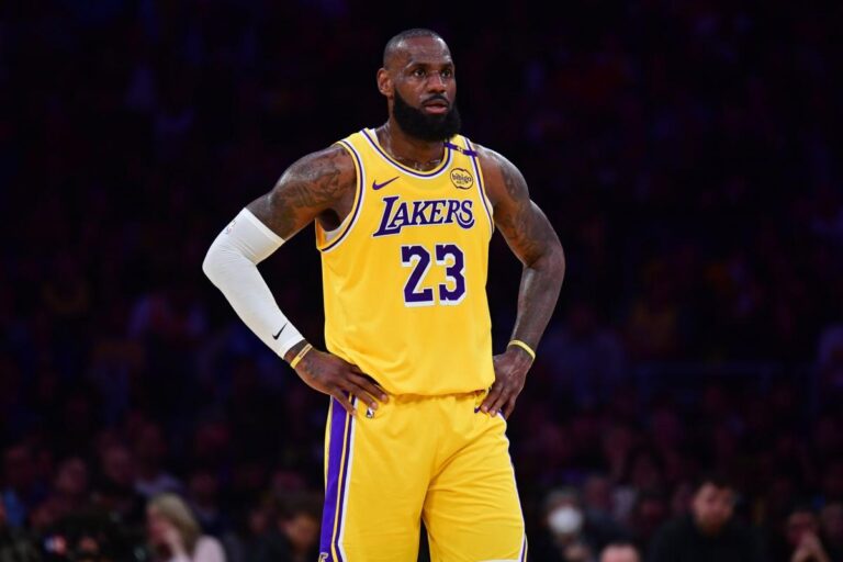 LeBron James active son option à 52,6 millions de dollars et jouera pour les Lakers durant la saison 2025-2026