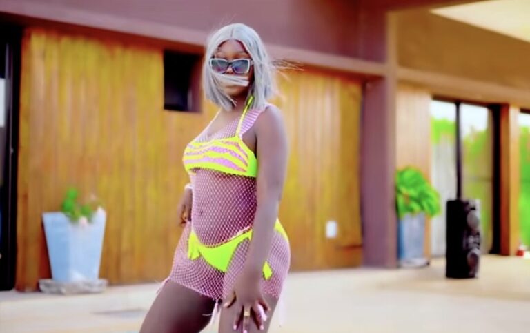(Clip officiel) – « Fumu Daal Baxna », le clip très osé de Bibich Ndiaye…