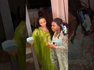 Mariage proche Wally Seck : Chantée, Sokhna Aidara donne des dollars à Momy pour l’arroser à la mariée