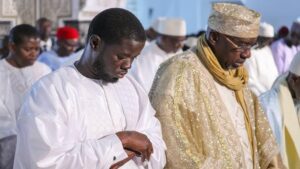 Tabaski 2025 : Diomaye en tenue blanche marquante à la grande mosquée de Dakar