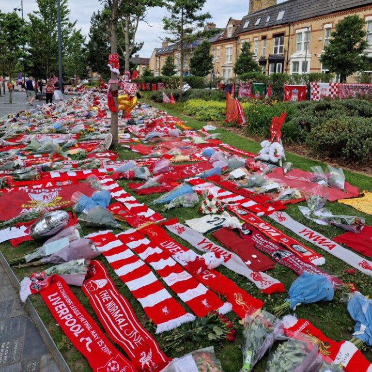 « Il était une part de nous tous » : à Anfield, la famille de Liverpool endeuillée après la disparition de Diogo Jota