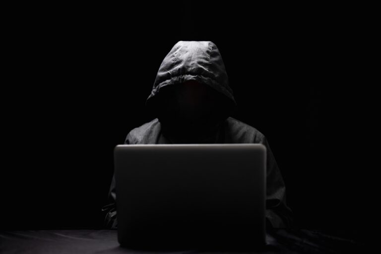 Des photos de nus générées par IA: quand la sextorsion vise les enfants