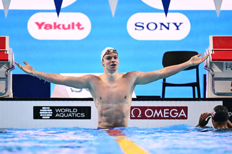 Léon Marchand bat un Nouveau record du Monde au 200 M quatre Nages à Singapour