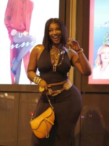 Mia Guissé : Chic et affirmée en total look marron (Photos)