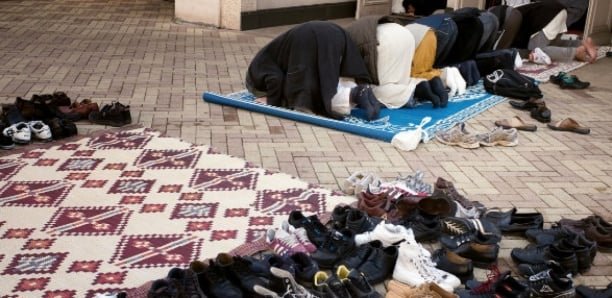 Mosquée Centenaire : un commerçant interrompait ses prières pour voler des chaussures