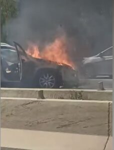 Frayeur sur l’autoroute : une voiture s’embrase en pleine circulation...