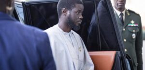 Retour des États-Unis : Ousmane Sonko absent, Diomaye Faye accueilli par…