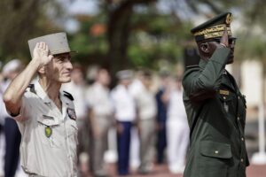 Les militaires français quittent le Sénégal, sans que Dakar rompe avec Paris