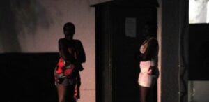 Thiès : une prostituée, ses clients et son agent de sécurité arrêtés par la police