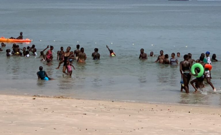 Plage de Cassation : trois présumés homosexuels « surpris en flagrant délit d’attouchements » échappent à un lynchage