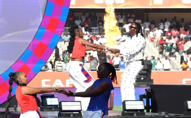 Feu d’artifice à Kasarani lors de la cérémonie de clôture spectaculaire du CHAN 2024, illuminant Nairobi