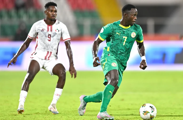Le Soudan tient tête aux champions sénégalais et décroche la première place du groupe D au CHAN