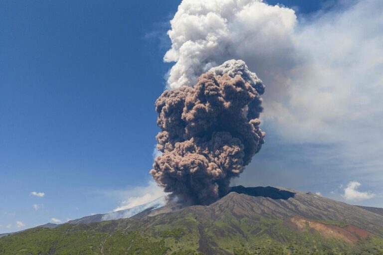 Italie : Le volcan Etna dans tous ses états