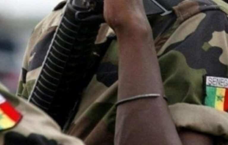 Un médecin militaire jugé pour désertion