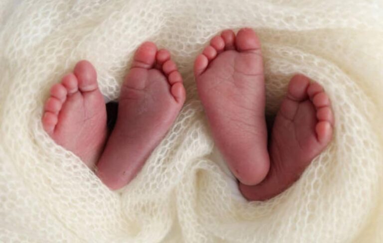 Drame à Madina Bafé : une mère décède après avoir donné naissance à des jumeaux