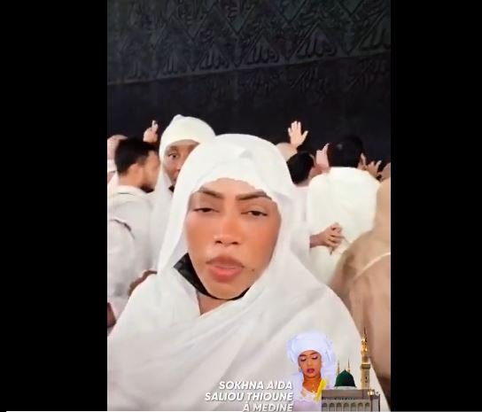 Depuis La Mecque, Sokhna Aïda Saliou prie pour Diomaye, Sonko et le Sénégal (Vidéo)