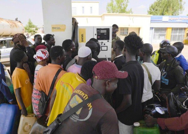 Crise du carburant au Mali : Bamako enthousiaste après l’arrivée d’un important convoi de camions-citernes