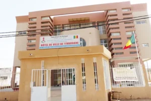 Tivaouane : les étudiants de la commune ont assiégé la mairie et cassé des vitres pour exiger des subventions