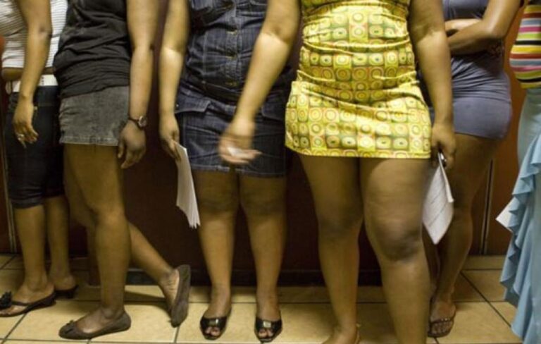 Grosse arnaque à Saly Portudal : le Français apprend la mort de sa petite-amie lesbienne mais la retrouve dans un bar… en compagnie d’un autre un homme