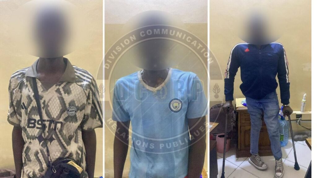 Il s’agit notamment de deux montres estimées à dix millions (10 000 000) de francs CFA, d’un bracelet, d’une paire de boucles d’oreilles et de trois chaînes, déclarés volés dans un immeuble, environ un mois plus tôt, au 7ᵉ étage du même bâtiment.