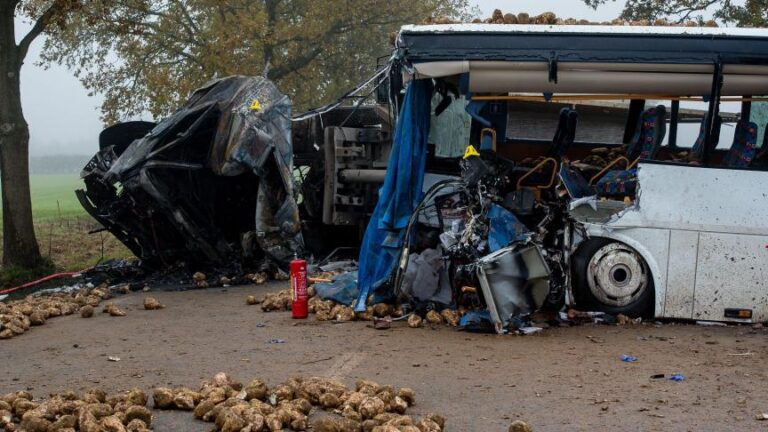 Accident sur la nationale 1 : une collusion entre un bus et un camion fait un mort et 45 blessés dont 6 graves