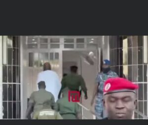 Farba Ngom au PJF : arrivé en ambulance, le site barricadé sous haute sécurité