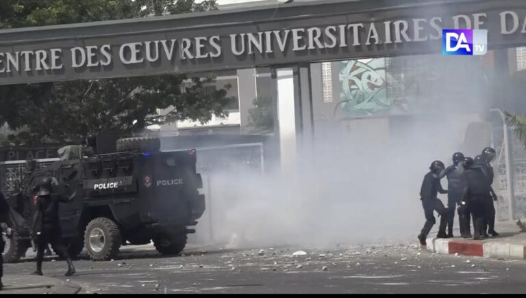 UCAD : Les affrontements entre forces de l’ordre et étudiants se poursuivent, plusieurs blessés enregistrés