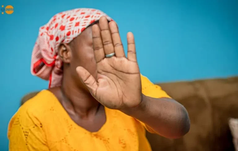 Une jeune femme essaye de mettre fin à sa vie à cause…