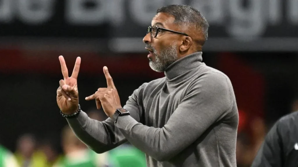 À quelques jours de l’ouverture de la Coupe d’Afrique des nations au Maroc, l’entraîneur du Stade Rennais et ancien international sénégalais,