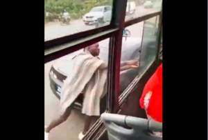 Route nationale: le lutteur Siteu attaque un chauffeur de TATA en pleine circulation(vidéo)