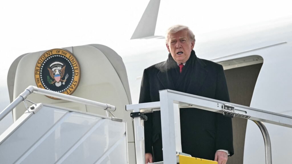 Trump s'envole à nouveau pour Davos après avoir dû changer d'avion