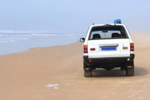 Plage de Malibu : Un homme et sa copine surpris en pleins ébats sex-uels dans un véhicule