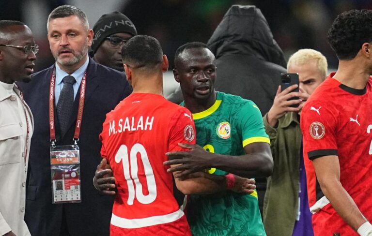 Polémique : Quand le coach adjoint de l’Égypte tente d'empêcher Sadio Mané de saluer Salah
