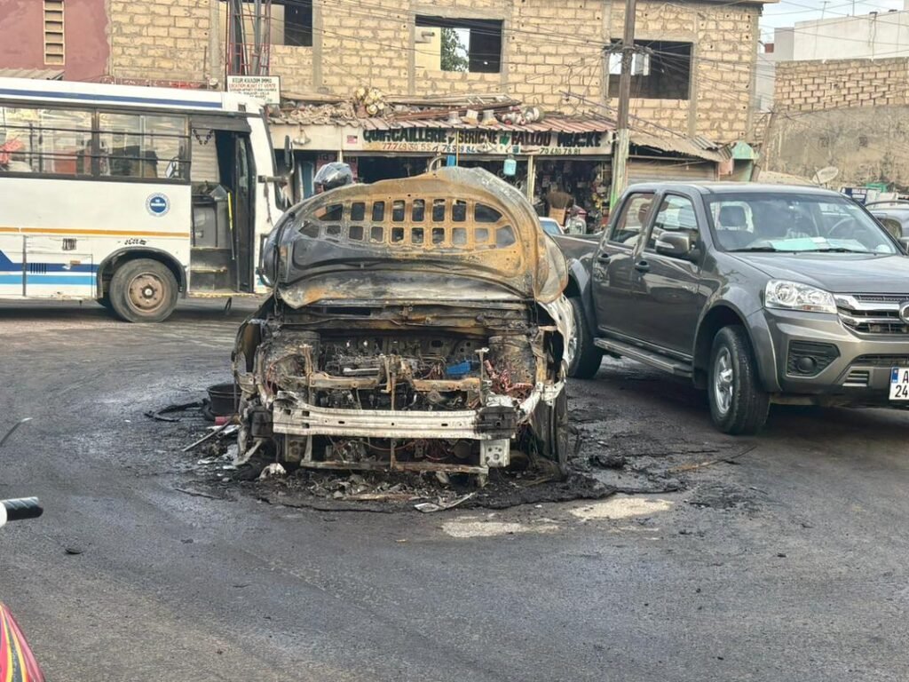 Ouakam : un véhicule ravagé par les flammes ce vendredi matin Ouakam