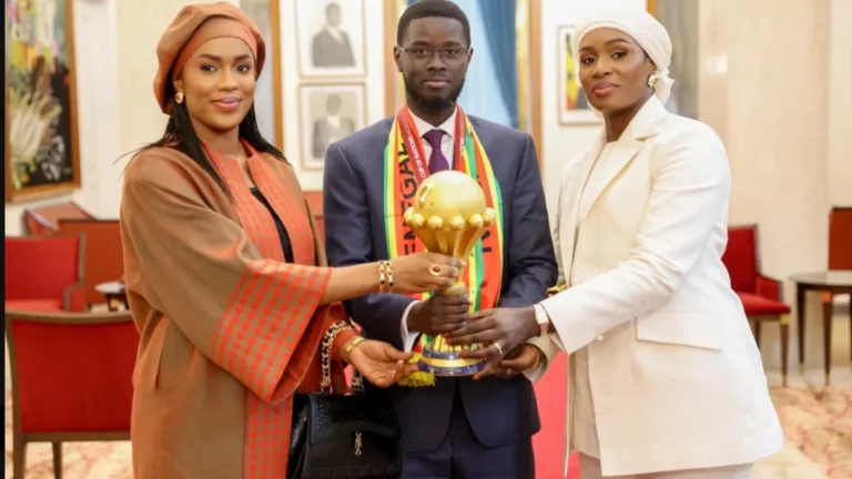 Première dame du Sénégal : “Les Lions de la Teranga nous unissent tous” (Photos)