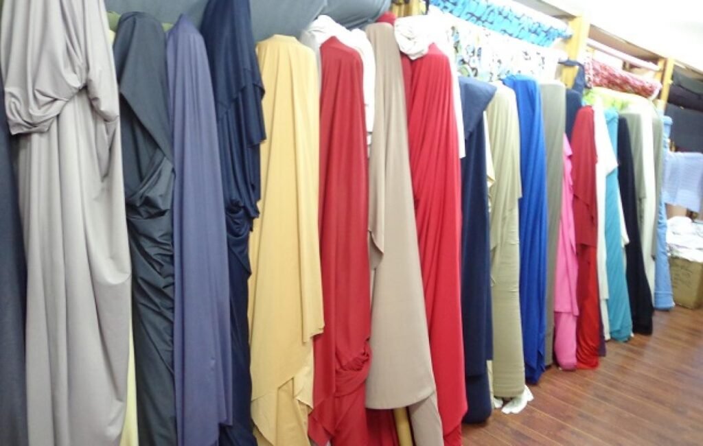 Un magasin de tissus, doublé d’une cabine de transfert d’argent, a été la cible d’un cambriolage spectaculaire au quartier Fass Mbao, dans la