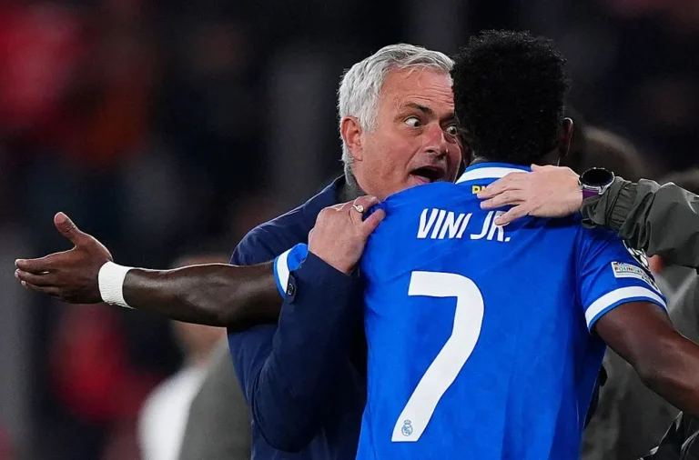 Interruption du match à Lisbonne : Mourinho brise le silence et pointe du doigt un autre responsable après les accusations
