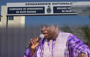 Sous escorte de la gendarmerie, Djiby Dramé conduit chez lui pour une perquisition