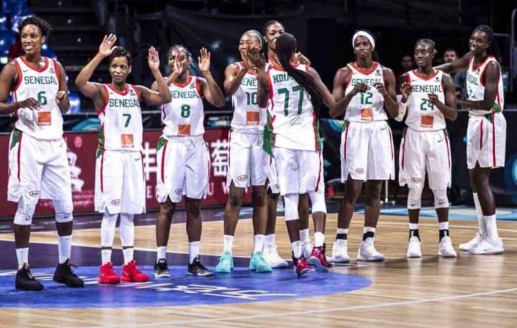 La Fédération sénégalaise de basketball a annoncé le calendrier des matchs des Lions dans le cadre des Qualifications Africaines pour la Coupe du Monde FIBA 2026. Trois rendez-vous décisifs attendent l’équipe nationale au Stadium Marius Ndiaye. Un calendrier chargé pour les Lions - 26 février 2026 : Sénégal VS Côte d’Ivoire - 21h00 - 28 février 2026 : Sénégal VS Madagascar - 21h00 - 1er mars 2026 : Sénégal VS RDC - 21h00 Trois confrontations en l’espace de six jours, qui mettront à l’épreuve la préparation physique et mentale des Lions. Les supporters sont invités à venir nombreux pour galvaniser l’équipe nationale. Une diffusion nationale Tous les matchs seront retransmis en direct sur la RTS, permettant aux Sénégalais de suivre les performances des joueurs, qu’ils soient dans les gradins ou devant leur écran.
