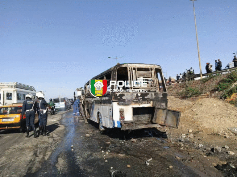 Bus incendié à Patte d’Oie