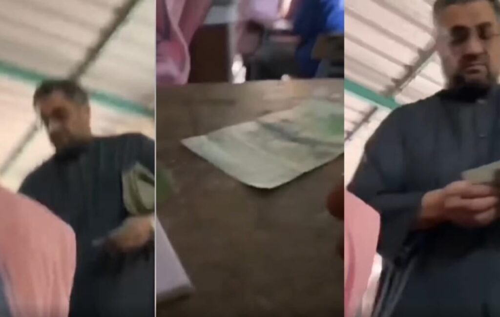 Distribution de billets de 5000 FCFA