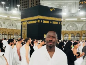(Photo) – Le sélectionneur Pape Bouna Thiaw aperçu à La Mecque…