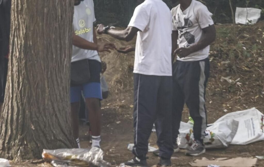 commerçant vend de la drogue aux policiers