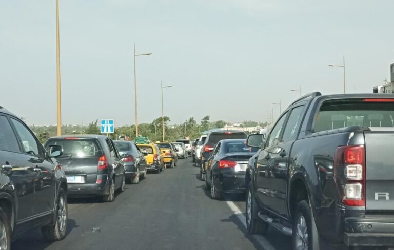 Dakar au ralenti : Le renversement d’un camion crée un embouteillage monstre sur l'autoroute