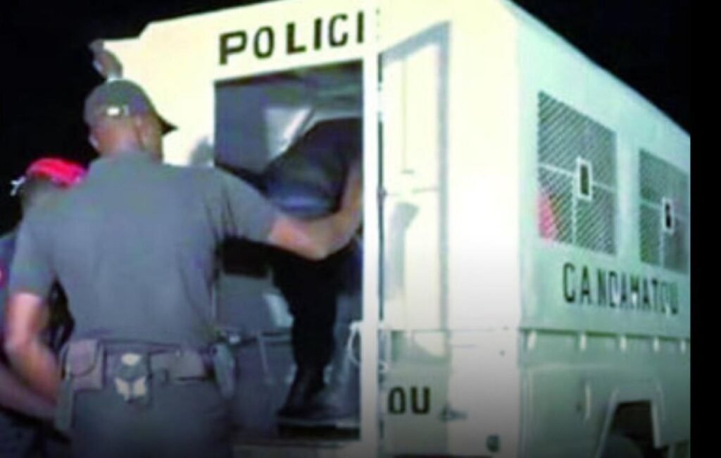 Une patrouille nocturne du commissariat de Grand-Yoff a mis fin, jeudi soir à la Cité Millionnaire, au cauchemar vécu par F.A. Kalukumbi, un expert économiste originaire de Kinshasa. En faisant irruption dans un logement signalé pour des activités de prostitution clandestine, les policiers ont découvert l’homme séquestré par trois ressortissantes nigérianes. D'après L'Observateur, qui donne l'information, tout serait parti d’un rapport sexuel tarifé entre l’expert congolais et l’une des femmes, B. D. Favour. Estimant que son client était fortuné, la travailleuse du sexe aurait alors élaboré un plan avec ses deux complices pour lui extorquer de l’argent. Face à son refus catégorique, elles l’auraient déshabillé de force avant de le filmer nu, menaçant de diffuser les images afin d’exercer un chantage. Une violente altercation a alors éclaté, alertant les limiers qui opéraient dans le secteur. Un arsenal suspect découvert La perquisition des lieux a révélé l'ampleur du réseau de prostitution. Les enquêteurs ont saisi 43 préservatifs, des seringues pour injections anales, des comprimés abortifs ainsi que la somme de 224 000 FCFA, liste le journal. Surtout, relève la même source, le téléphone de l'une des suspectes contenait les preuves irréfutables du calvaire de la victime : des séquences vidéo montrant l'économiste tenu en respect par ses geôlières d'un soir. Garde à vue collective Malgré leurs tentatives de renverser la vapeur en accusant le client de tentative de viol, les trois femmes ont été placées en garde à vue pour association de malfaiteurs, séquestration, tentative d'extorsion de fonds et collecte illicite de données à caractère sexuel. L'expert congolais, bien qu’étant la victime principale, est également poursuivi pour incitation à la débauche et violences réciproques, conclut le quotidien du Groupe futurs médias.