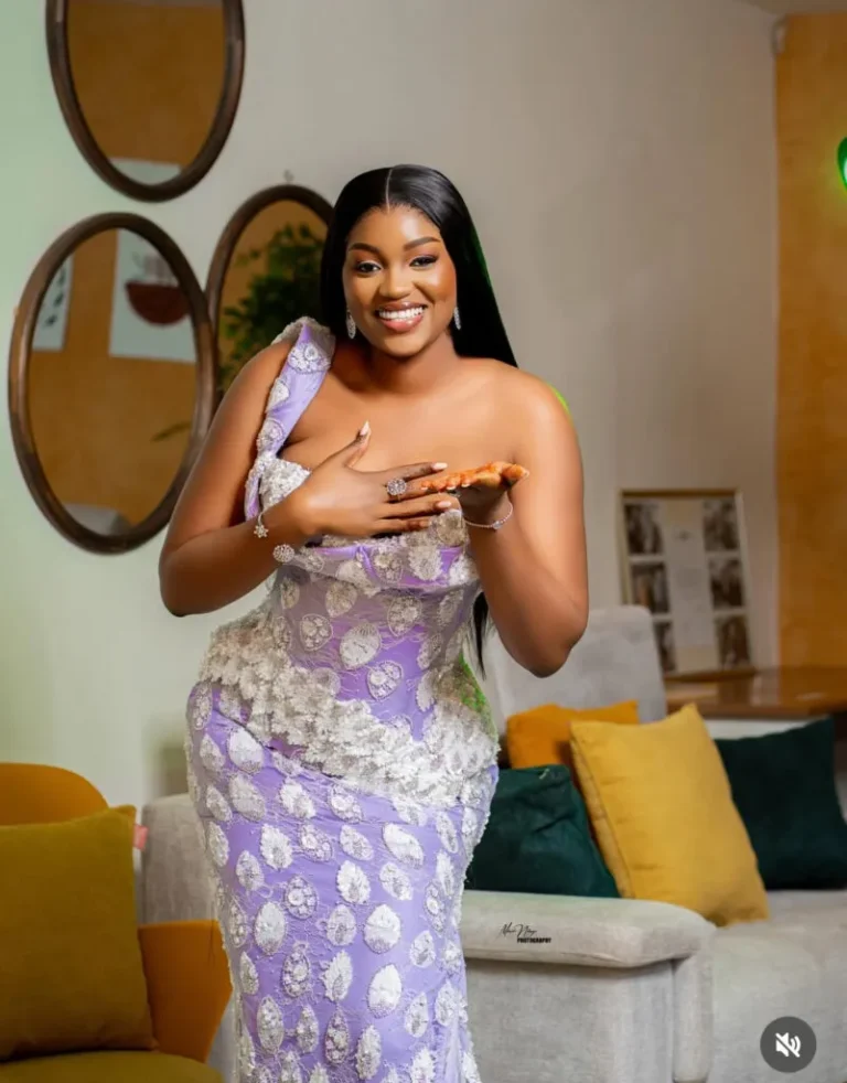 (Photos)- La chanteuse Jarra illumine la Korité avec une tenue élégante et raffinée