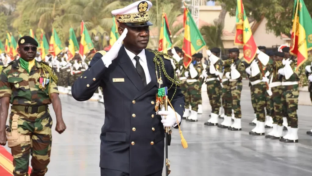 Préparatifs du 4 avril : le Cemga Oumar Wade attendu à Thiès… Le Vice-amiral d’Escadre et Chef d’état-major général des armées (Cemga), Oumar Wade, effectue ce vendredi 27 mars 2026 une visite à Thiès,