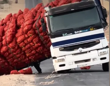 Darou Khoudoss- Mboro: un camion transportant des oignons bascule sur la route (photos) camion transportant des oignons bascule sur la route